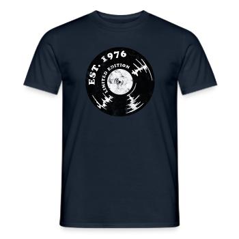 1976 Limited Edition - Männer T-Shirt - Navy - Vorne - AI Model Male 178 light (178cm)