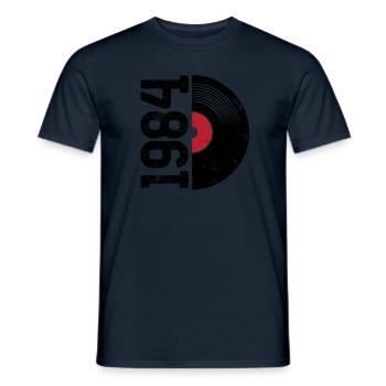 1984 Vintage - Männer T-Shirt - Navy - Vorne - AI Model Male 178 light (178cm)