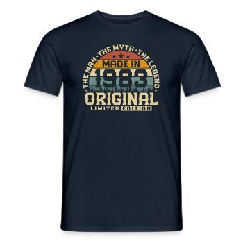 1983 Vintage né homme mythe, légende - T-shirt homme - marine - Devant - AI Model Male 178 light (178cm)