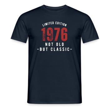 Limited Edition 1976 - not old but classic - Männer T-Shirt - Navy - Vorne - AI Model Male 178 light (178cm)