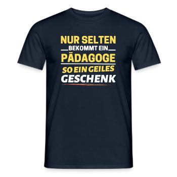 Selten bekommt ein Pädagoge so ein Geschenk - Männer T-Shirt - Navy - Vorne - AI Model Male 178 light (178cm)