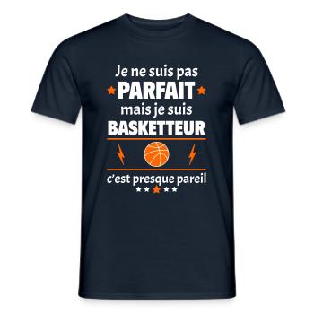 Pas parfait mais basketteur, fête des pères, noël - T-shirt homme - marine - Devant - AI Model Male 178 light (178cm)