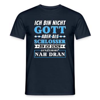 Ich bin nicht Gott aber als Schlosser nah dran - Männer T-Shirt - Navy - Vorne - AI Model Male 178 light (178cm)
