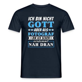Ich bin nicht Gott aber als Fotograf nah dran - Männer T-Shirt - Navy - Vorne - AI Model Male 178 light (178cm)
