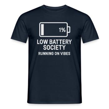 Low Battery Society – Running on Vibes | Lustig - Männer T-Shirt - Navy - Vorne - AI Model Male 178 light (178cm)