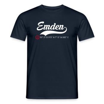 Emden Koordinaten - Männer T-Shirt - Navy - Vorne - AI Model Male 178 light (178cm)