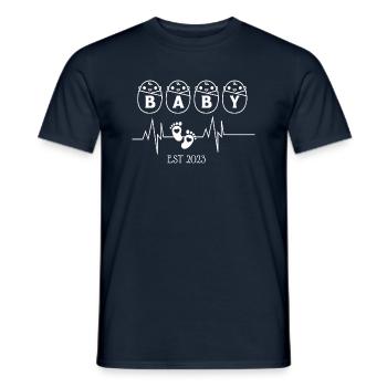 Baby EST 2003 Herzschlag - Männer T-Shirt - Navy - Vorne - AI Model Male 178 light (178cm)