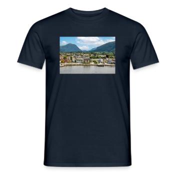 Nordfjordeid Vue panoramique depuis le port de Norvège - T-shirt homme - marine - Devant - AI Model Male 178 light (178cm)