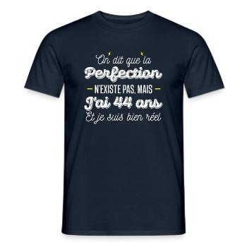 44 ans de perfection / cadeau anniversaire 44 ans - T-shirt homme - marine - Devant - AI Model Male 178 light (178cm)