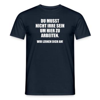 Du musst nicht irre sein um hier zu Arbeiten. - Männer T-Shirt - Navy - Vorne - AI Model Male 178 light (178cm)