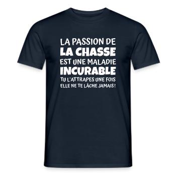la passion de la chasse / cadeau humour chasseur - T-shirt homme - marine - Devant - AI Model Male 178 light (178cm)