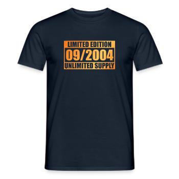 20th Anniversary Edition Limitée - ꝏ Approvisionnement 09/2004 - T-shirt homme - marine - Devant - AI Model Male 178 light (178cm)