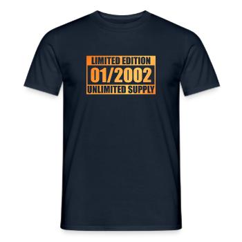 Édition Limitée 22ème Anniversaire - ꝏ Fourniture 01/2002 - T-shirt homme - marine - Devant - AI Model Male 178 light (178cm)