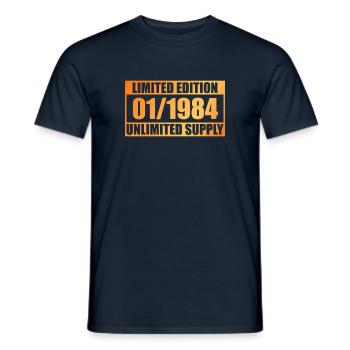 Édition Limitée 40ème Anniversaire - ꝏ Fourniture 01/1984 - T-shirt homme - marine - Devant - AI Model Male 178 light (178cm)