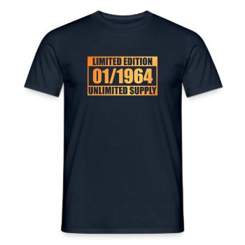 Édition Limitée 60ème Anniversaire - ꝏ Fourniture 01/1964 - T-shirt homme - marine - Devant - AI Model Male 178 light (178cm)