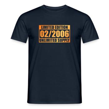 Édition Limitée 18ème Anniversaire - ꝏ Approvisionnement 02/2006 - T-shirt homme - marine - Devant - AI Model Male 178 light (178cm)