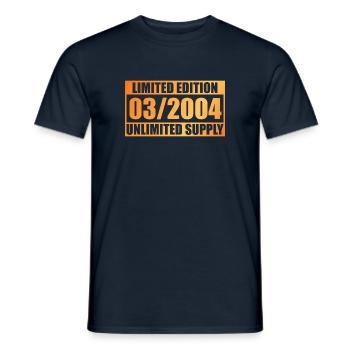 Édition Limitée 20ème Anniversaire - ꝏ Supply 03/2004 - T-shirt homme - marine - Devant - AI Model Male 178 light (178cm)