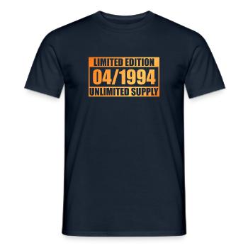 Édition limitée 30e anniversaire - ꝏ Approvisionnement 04/1994 - T-shirt homme - marine - Devant - AI Model Male 178 light (178cm)