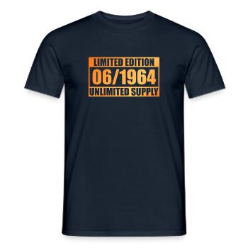 60e anniversaire édition limitée - ꝏ approvisionnement 06/1964 - T-shirt homme - marine - Devant - AI Model Male 178 light (178cm)