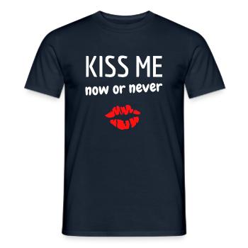 Küss mich jetzt oder nie trifft Humor Küsse - Männer T-Shirt - Navy - Vorne - AI Model Male 178 light (178cm)