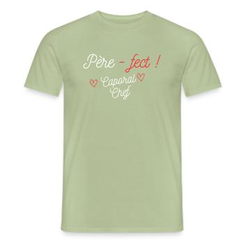 Père-fect ! Caporal-chef (grade) - T-shirt homme - vert sauge - Devant - AI Model Male 178 light (178cm)