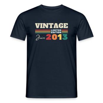 Jahrgang Juni 2013 Geburtstagsgeschenk - Männer T-Shirt - Navy - Vorne - AI Model Male 178 light (178cm)