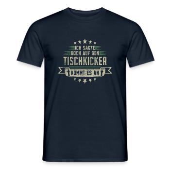 Auf den Tischkicker kommt es an Kickern Wuzzler - Männer T-Shirt - Navy - Vorne - AI Model Male 178 light (178cm)