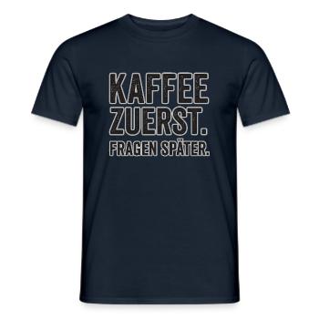 Kaffee Zuerst. ist doch so. - Männer T-Shirt - Navy - Vorne - AI Model Male 178 light (178cm)