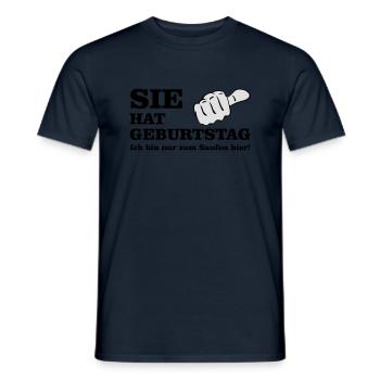 Sie hat Geburtstag - Ich bin nur zum saufen hier! - Männer T-Shirt - Navy - Vorne - AI Model Male 178 light (178cm)