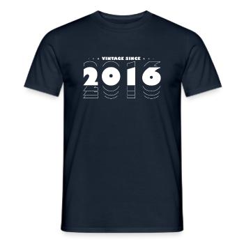 Millésime 2016 - 9 ans d’indémodabilité - T-shirt homme - marine - Devant - AI Model Male 178 light (178cm)