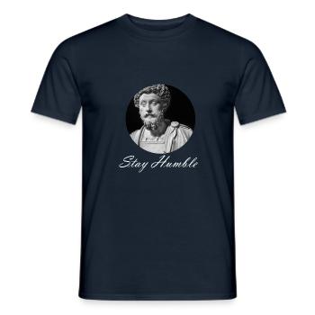 "Stay Humble" Markus Aurelius Mark Aurel Emperor - Männer T-Shirt - Navy - Vorne - AI Model Male 178 light (178cm)