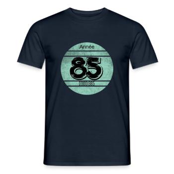Vignette auto vintage 1985 - T-shirt homme - marine - Devant - AI Model Male 178 light (178cm)