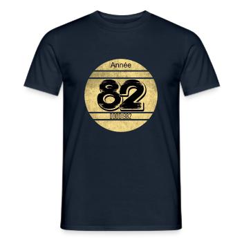 Vignette auto vintage 1982 - T-shirt homme - marine - Devant - AI Model Male 178 light (178cm)