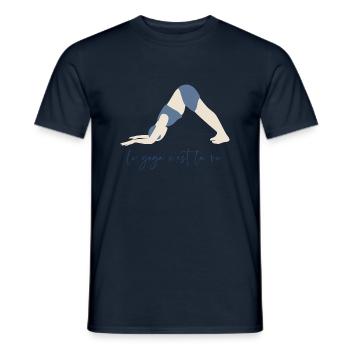 Le yoga c'est la vie - T-shirt homme - marine - Devant - AI Model Male 178 light (178cm)