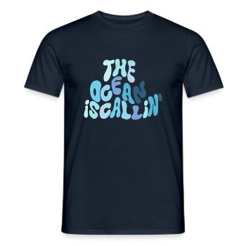 The ocean is calling - Männer T-Shirt - Navy - Vorne - AI Model Male 178 light (178cm)