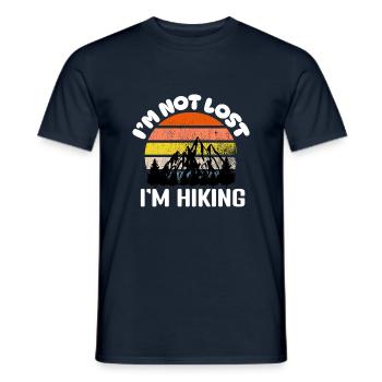 Ich bin nicht verloren, ich bin Wanderer - Männer T-Shirt - Navy - Vorne - AI Model Male 178 light (178cm)