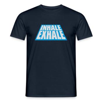 inhale exhale yoga Zitat - Männer T-Shirt - Navy - Vorne - AI Model Male 178 light (178cm)