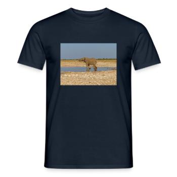 Elefant und Landschaft im Etosha Nationalpark - Männer T-Shirt - Navy - Vorne - AI Model Male 178 light (178cm)