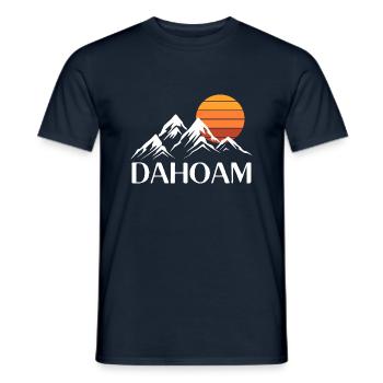 Dahoam Bayern Berge Gipfel Sonnenuntergang Alpen - Männer T-Shirt - Navy - Vorne - AI Model Male 178 light (178cm)