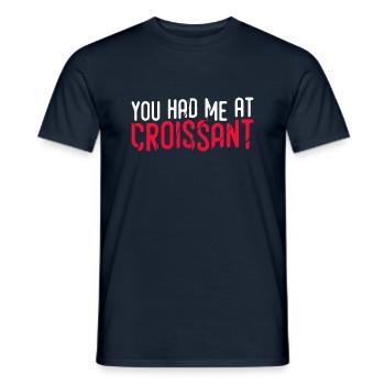 Lustiges Croissant Design - Gewinne mit Humor - Männer T-Shirt - Navy - Vorne - AI Model Male 178 light (178cm)