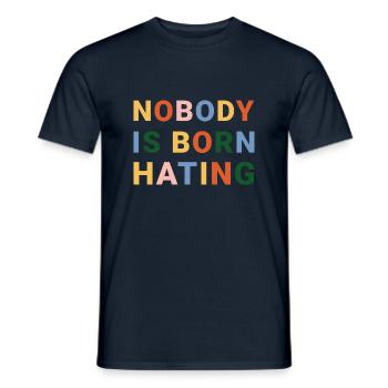 personne ne naît haïssant, en lettres colorées - T-shirt homme - marine - Devant - AI Model Male 178 light (178cm)