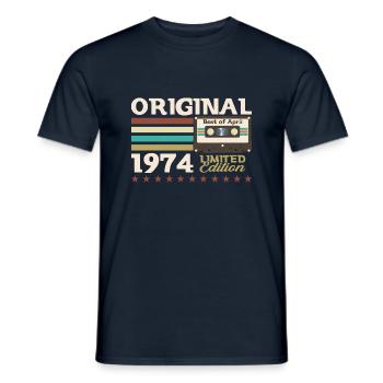 51ème Anniversaire Original Avril Millésime 1974 - T-shirt homme - marine - Devant - AI Model Male 178 light (178cm)