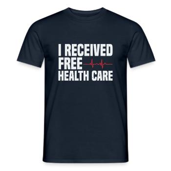 ICH HABE KOSTENLOSE GESUNDHEITSVERSORGUNG ERHALTEN - Männer T-Shirt - Navy - Vorne - AI Model Male 178 light (178cm)