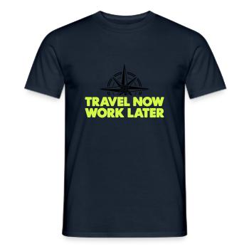Voyager maintenant travailler plus tard - T-shirt homme - marine - Devant - AI Model Male 178 light (178cm)