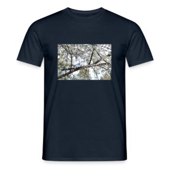 Une flûte noire entre les branches et les fleurs. - T-shirt homme - marine - Devant - AI Model Male 178 light (178cm)