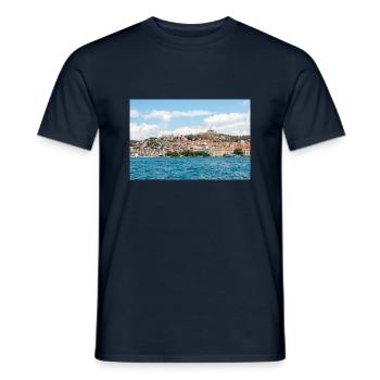 Panoramablick Primošten, Šibenik-Knin, Kroatien - Männer T-Shirt - Navy - Vorne - AI Model Male 178 light (178cm)