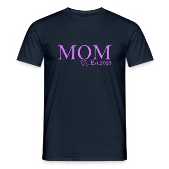 mom est 2023 - Männer T-Shirt - Navy - Vorne - AI Model Male 178 light (178cm)