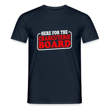 Here For The Charcuterie Board 10 - Männer T-Shirt - Navy - Vorne - AI Model Male 178 light (178cm)