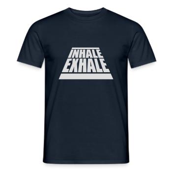 inhale exhale yoga Zitat - Männer T-Shirt - Navy - Vorne - AI Model Male 178 light (178cm)