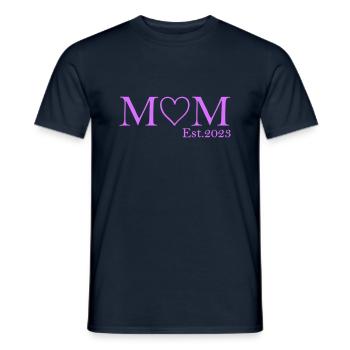 mom est 2023 - Männer T-Shirt - Navy - Vorne - AI Model Male 178 light (178cm)